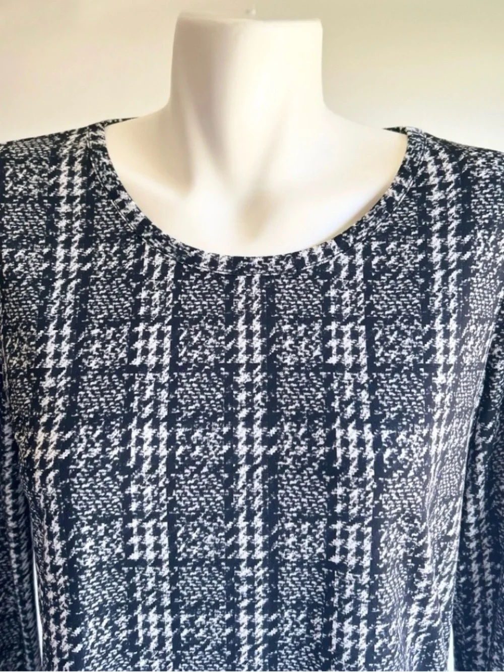 New Michael Kors Black White Rayon Long Sleeve Top size M.